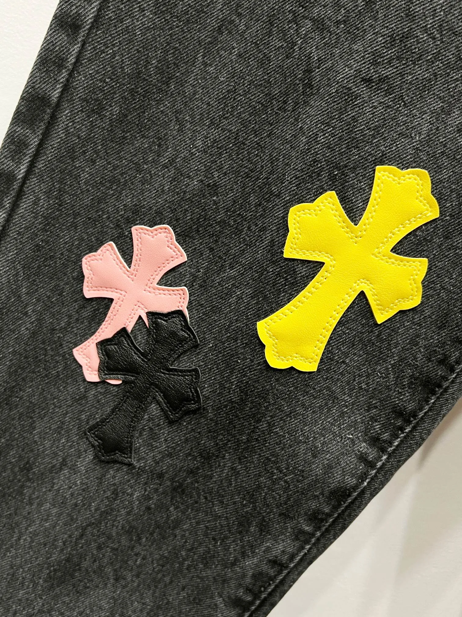 P260 Style No.: (c029) Chrome Hearts & CH city limited series Sanskrit cross patch patchwork jeans require finished products to be washed and then disassembled and hand-stitched with sheepskin cross leather and then spliced ​​together to complete the process. The whole process is too complicated to explain. The texture can be seen in the hand, and it looks good. The styles with different washed textures are very friendly to people with thin legs and thick legs. The straight version is very flattering to the leg shape. The moderate length is timeless and can be matched easily and casually. It is the basic styling foundation for various styles and is a must-have in the wardrobe! The fabric is stiff but also makes the upper body soft without losing texture. The washing process is even more perfect. It is a must-have item for everyone! ! ! Washed wheat, hang tag, pants label, three labels are complete, the upper body effect is particularly stiff and stylish, super stylish, same style for men and women - Color: Size: 28 30 32 34